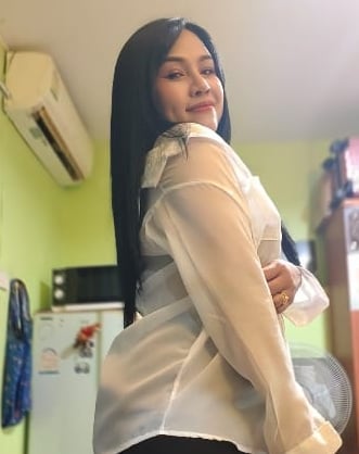 side view od lady wearing short black shorts and long sleeve cream blouse