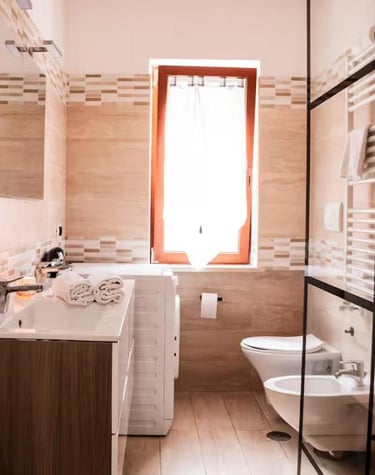 Bagno della casa vacanza con doccia e finestra, finiture moderne