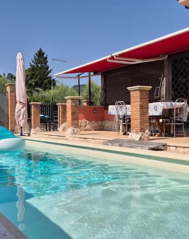 Piscina all’aperto della casa vacanza nei Castelli Romani con area solarium