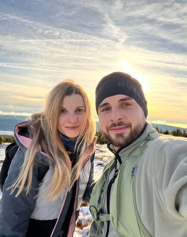 Selfie Karoliny i Arka w zimowych czapkach na tle nieba. Ubezpieczenia A&K Wawro polecają się.