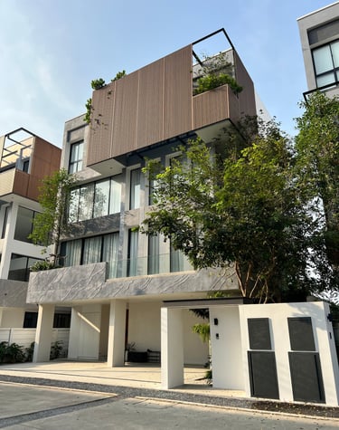 บ้านสมัยใหม่ท่ามกลางต้นไม้