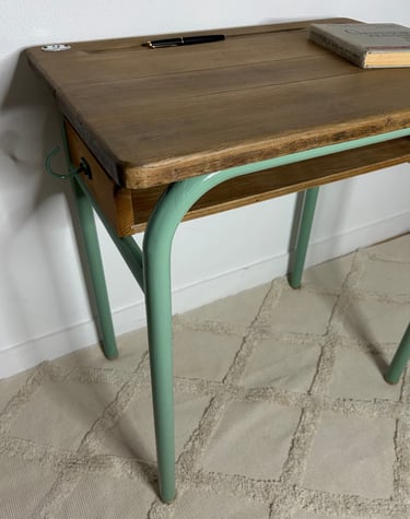 Bureau d'écolier restauré, plateau entièrement poncé et pieds repeints en vert.