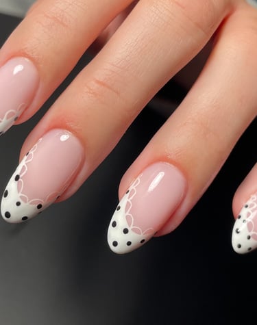 Manikiūras su juoda balta tema