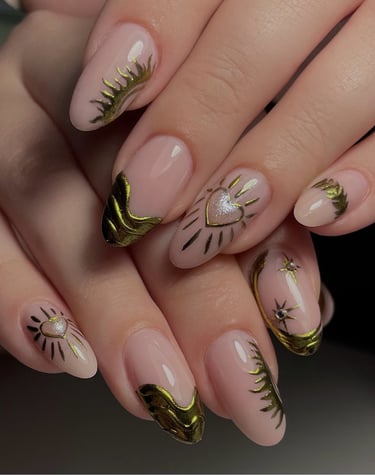 Manikiūras su aukso tema