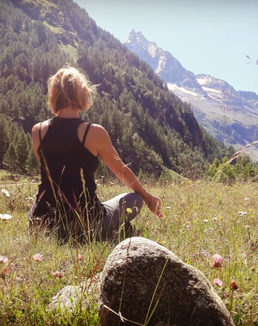 Méditation Femme face aux sommets