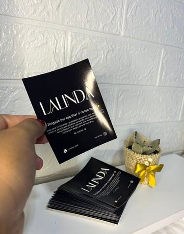 a person holding a card that says,'lavinda