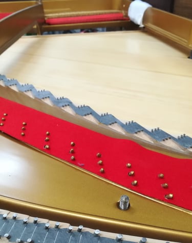 Accordeur Pianos Lyon- Nouveau Vernis de Cadre Pianos Pleyel- Vernis table d'harmonie