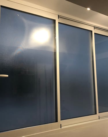 Ventana de aluminio corredera de 3 hojas y 3 carriles.