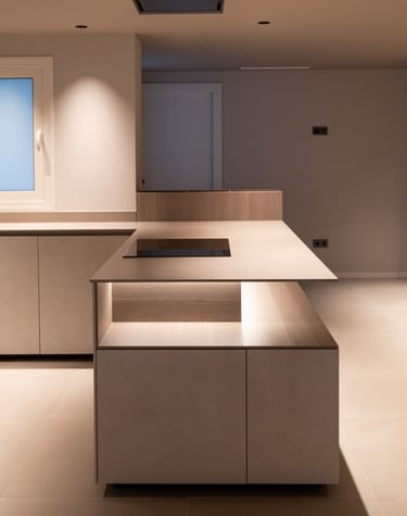 Cocina elegante con ventana blanca aislante.
