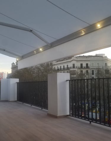 Toldo cofre con luces en terraza atico.