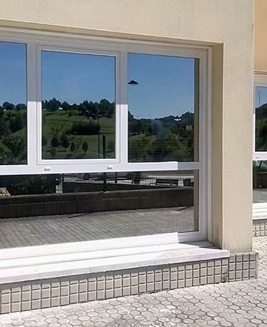Vidrios reflectantes en ventanas de aluminio aislantes.