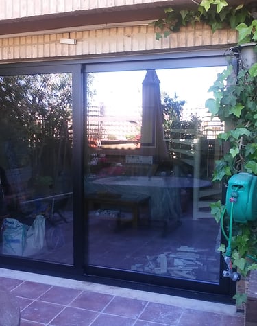 Balconera de aluminio corredera-elevables.