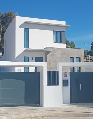 Casa de nueva construcción con ventanas de aluminio.