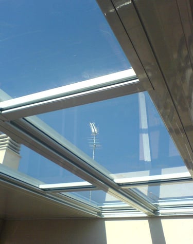 Techo móvil de vidrios segurizados laminados.