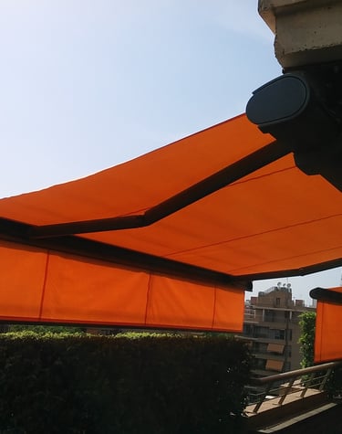 Toldo de brazos extensibles con cofre, color naranja.