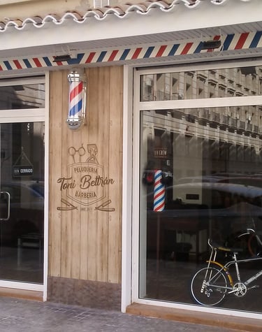 Puerta y Fijos en entrada de comercio.