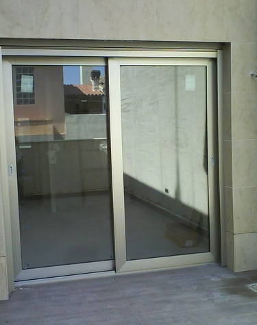 Balconera corredera elevable en acabado Inox.
