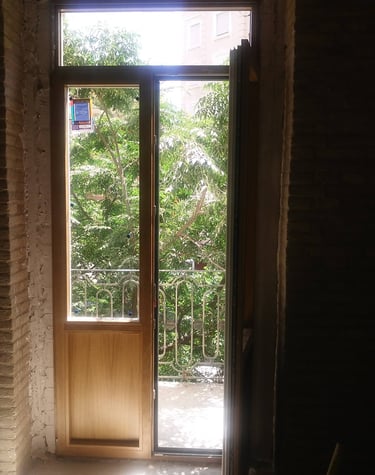 Balconera de aluminio-madera con zócalo inferior.