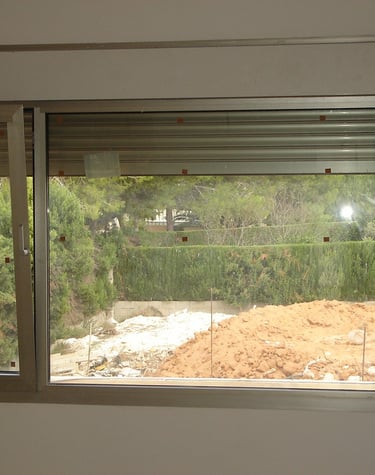 Ventana con fijo asimétricos con persiana.