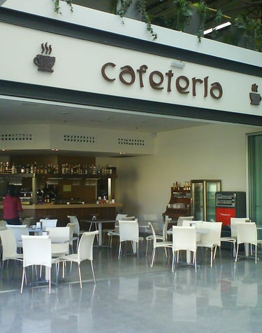 Cerramiento plegable en entrada a cafetería.