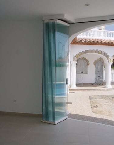 Cortina de cristal abierta.