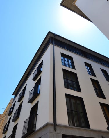 Fachada de edificio con Ventanas mixtas aluminio-madera.