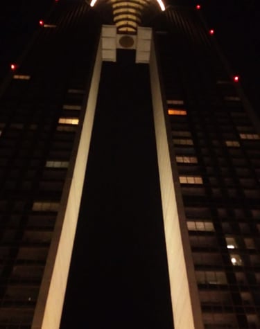 Rascacielos en Benidorm con muchas ventanas de aluminio.