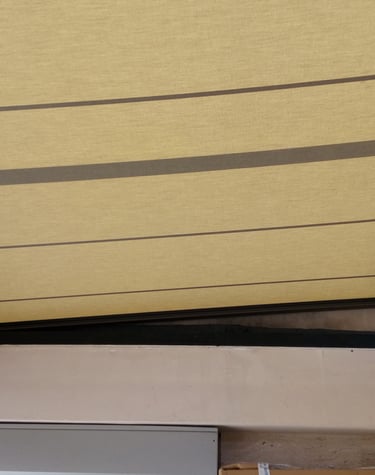 Toldo en tono crema de tipo veranda bajo Lucernario.