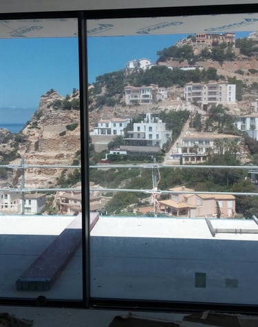 Balconera minimalista en casa de nueva construcción.