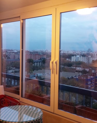 Balcón con Ventanas de aluminio aislantes. 