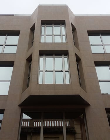 Fachada edificio con ventanas de aluminio.