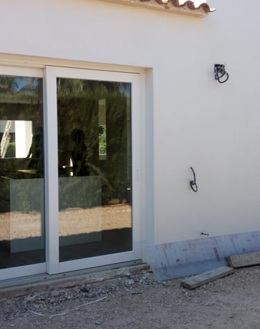 Balconera y Ventana de PVC blanco.