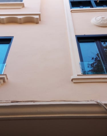 Ventanas y quita-miedos de vidrio en fachada edificio.