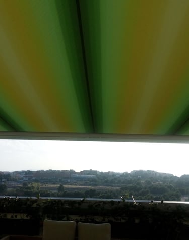 Toldo cofre de vivos colores.