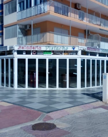 Gran Cerramiento Veranda en Terraza de heladeria.