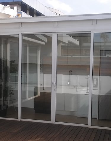 Veranda de aluminio en ático residencial.