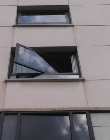 Ventana pivotante de eje vertical.