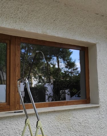 Ventana y fijo de madera de nogal.