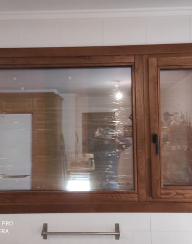 Ventana y fijo de madera nogal.