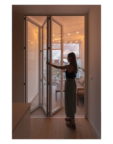 Mujer maneja un cerramiento plegable.