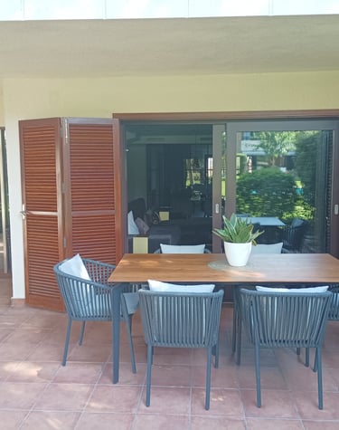 Balconera de aluminio marrón mate con Mallorquinas de madera.
