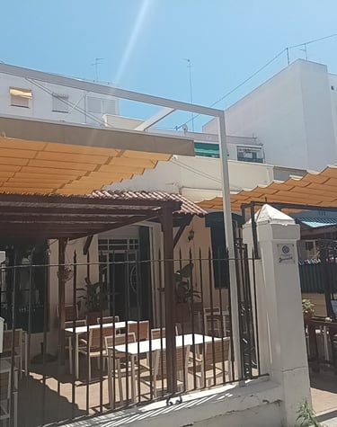 Toldos palilleros en entrada Terraza de restaurante.