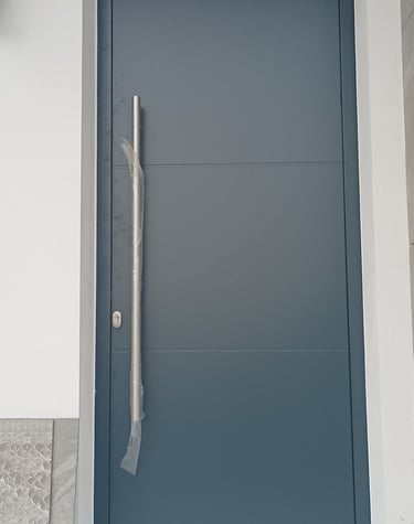 Puerta de entrada en aluminio Lacado Gris.