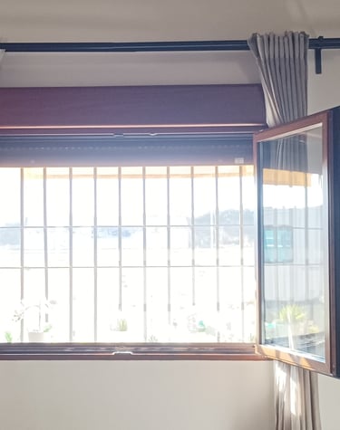 Ventana abierta de dos hojas.
