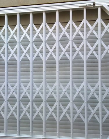 Reja extensible blanca.