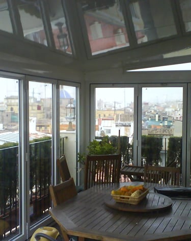 Veranda en ático con techo de sandwich y plegables.