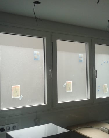 Tres hojas en Ventana de aluminio Blanca.