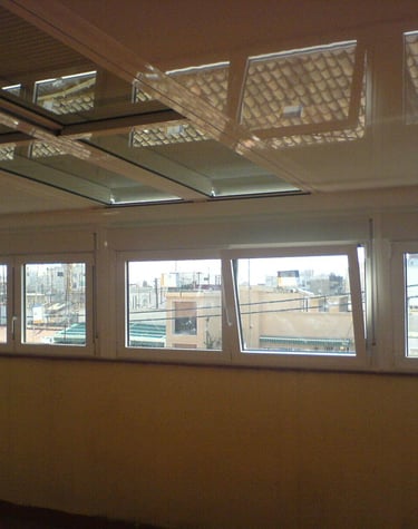 Cerramiento-Veranda con techo y ventanas sobre murete.