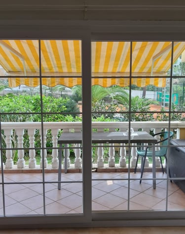 Ventana Balconera de aluminio con retícula interior.