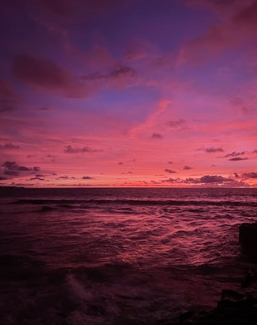 Coucher de soleil rouge et rose à Canggu, Bali